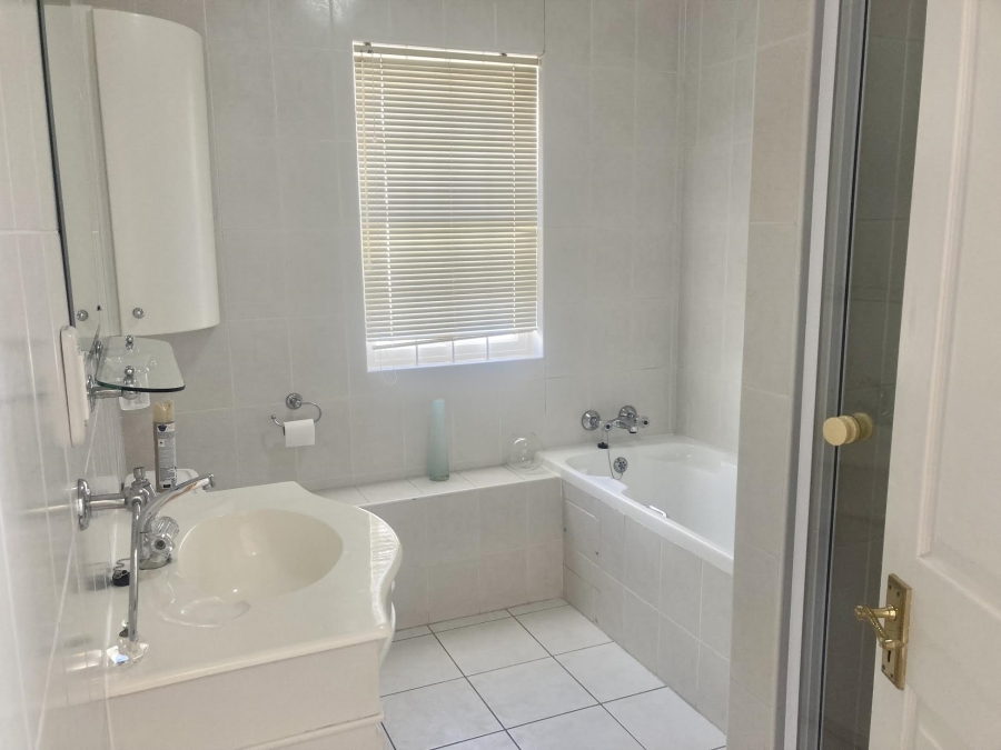 To Let 3 Bedroom Property for Rent in Kenilworth Upper Western Cape